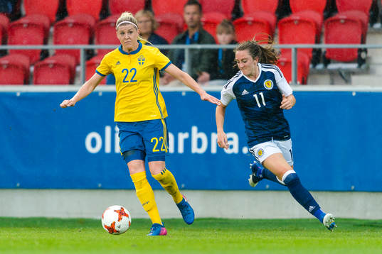 Sveriges Olivia Schough jagas av Skottlands Lisa Evans