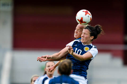Sveriges Caroline Seger i nickduell med Skottlands Leanne
