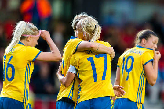 Sveriges Nilla Fischer och Caroline Seger jublar