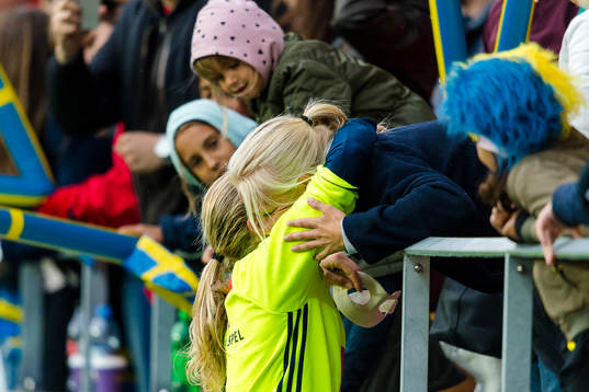 Sveriges Lotta Schelin med supportrar