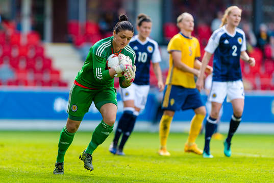 Skottlands målvakt Gemma Fay med bollen