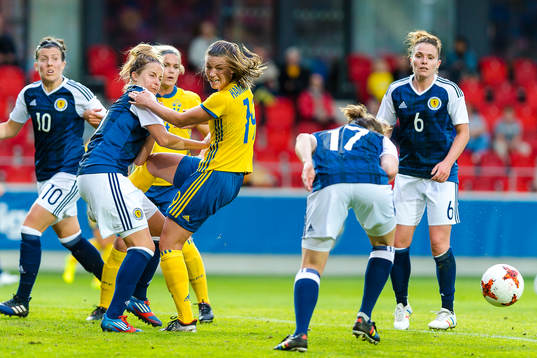 Sveriges Hanna Folkesson oroar vid en hörna