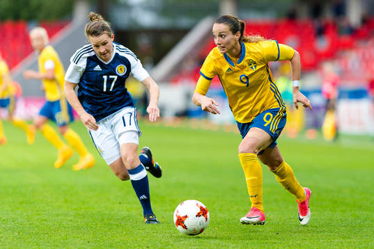 Sveriges Kosovare Asllani jagas av Skottlands Frankie Brown