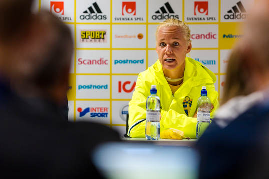 Sveriges Caroline Seger på presskonferens