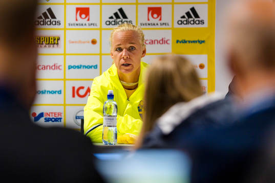 Sveriges Caroline Seger på presskonferens