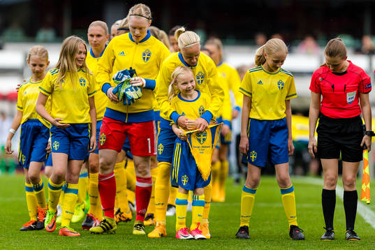 Sveriges Caroline Seger pratar med en knatte