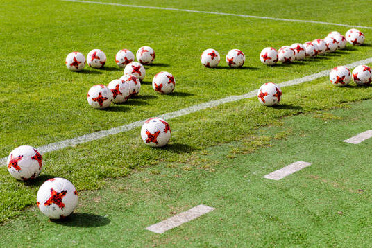 Fotbollar på planen före träningslandskampen i fotboll