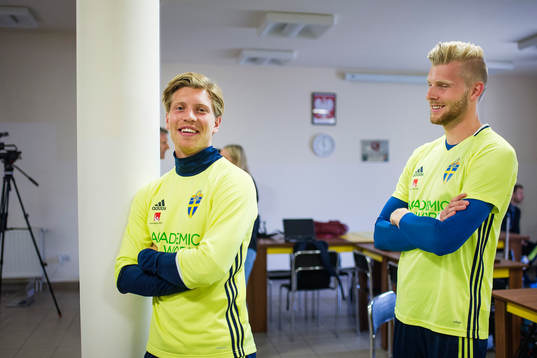 Alexander Fransson och målvakt Anton Cajtoft