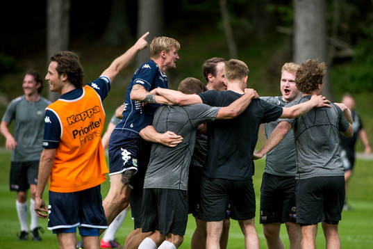 Göteborgs spelare och Frölundas spelare jublar