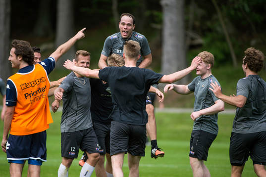 Frölundas målvakt Johan Gustafsson jublar