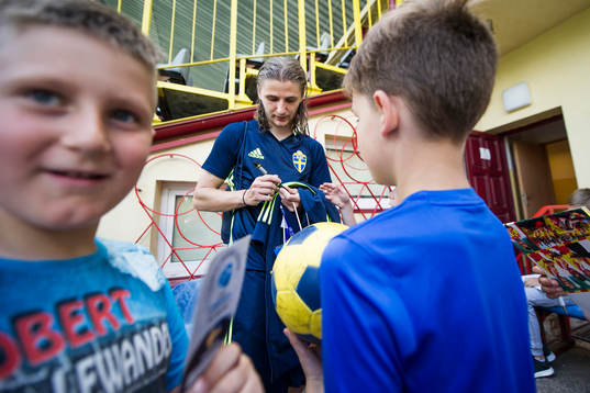 Pawel Cibicki skriver autografer