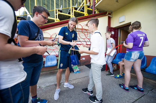 Pawel Cibicki skriver autografer
