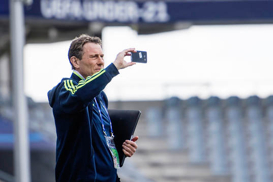förbundskapten Håkan Ericson tar en bild av Arena Kielce