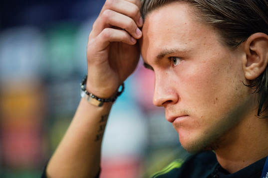Kristoffer Olsson deltar i en presskonferens