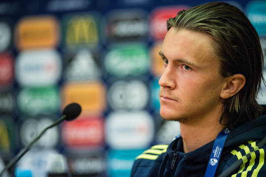 Kristoffer Olsson deltar i en presskonferens