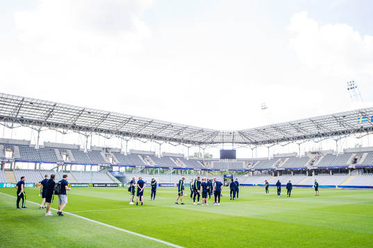 Spelarna tittar in Arena Kielce
