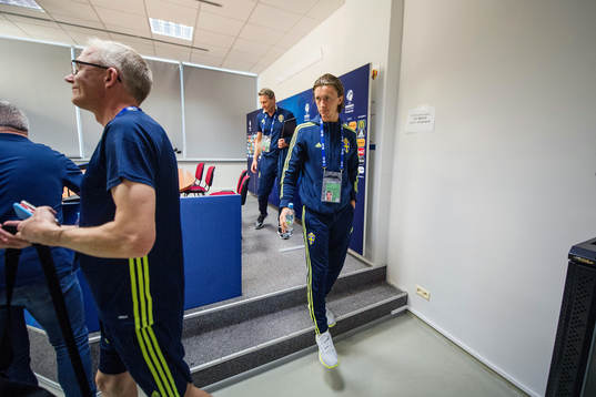 Kristoffer Olsson deltar i en presskonferens