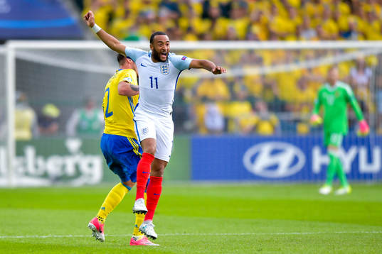 Sveriges Linus Wahlqvist och Englands Nathan Redmond