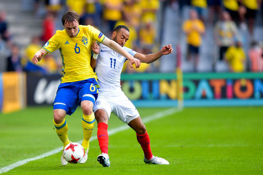 Sveriges Simon Tibbling och Englands Nathan Redmond