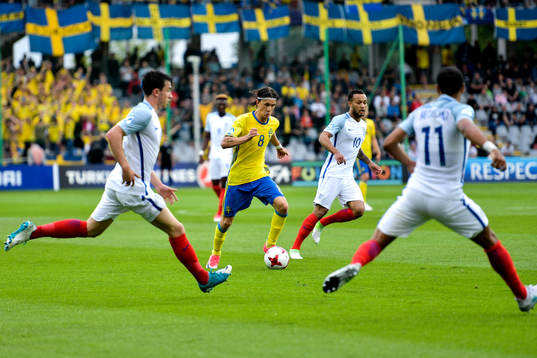 Sveriges Kristoffer Olsson och Englands Lewis Baker och