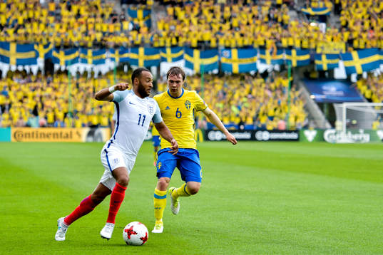 Englands Nathan Redmond och Sveriges Simon Tibbling