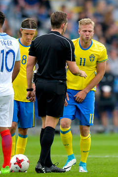 Sveriges Gustav Engvall grinar illa