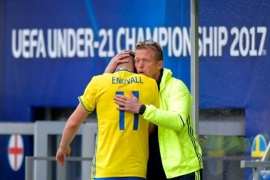 Sveriges Gustav Engvall kramas om