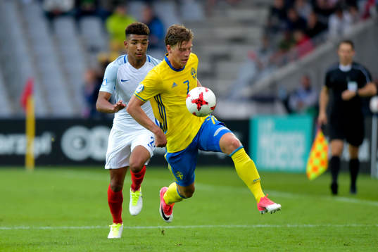Sveriges Alexander Fransson och Englands Mason Holgate