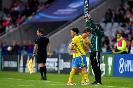 Sveriges Alexander Fransson går ut och Kerim Mrabti kommer