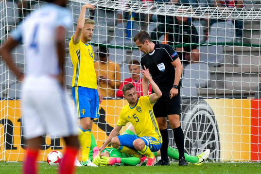 Sveriges målvakt Anton Cajtoft ligger skadad