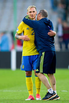 Sveriges Linus Wahlqvist kramas om