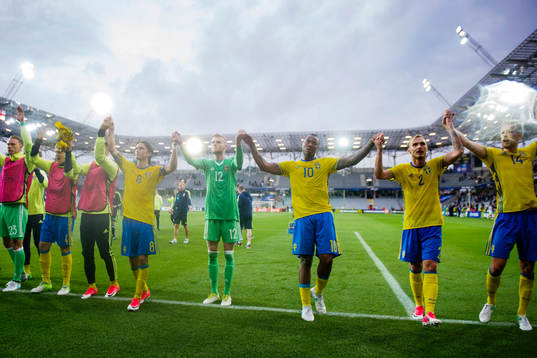 Sveriges Kristoffer Olsson, målvakt Anton Cajtoft, Carlos
