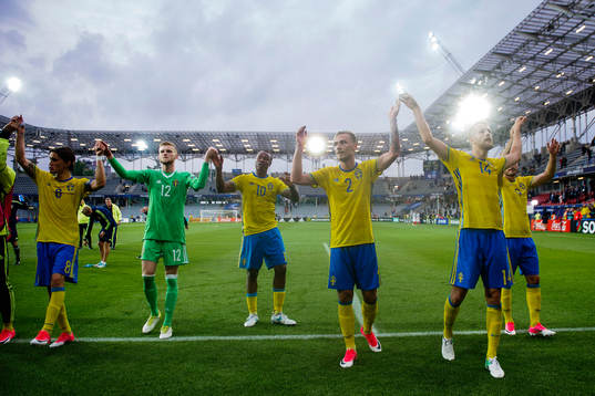 Sveriges Kristoffer Olsson, målvakt Anton Cajtoft, Carlos