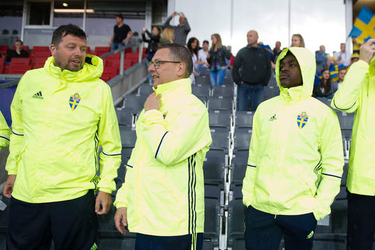 Sveriges Joel Asoro på bänken då han är avstängd