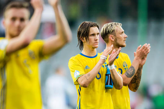 Sveriges Kristoffer Olsson och Linus Wahlqvist tackar