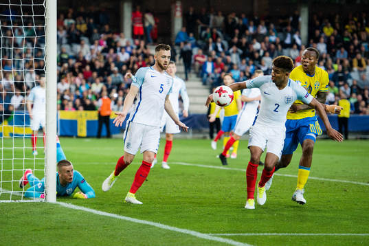 Englands målvakt Jordan Pickford, Calum Chambers och Mason