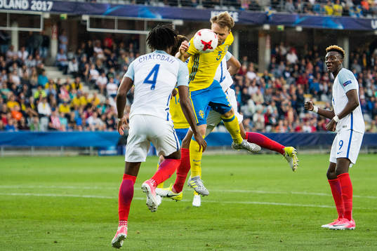 Sveriges Jacob Une Larsson mot Englands Nathaniel Chalobah