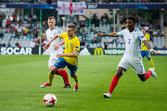 Sveriges Adam Lundqvist och Englands Demarai Gray