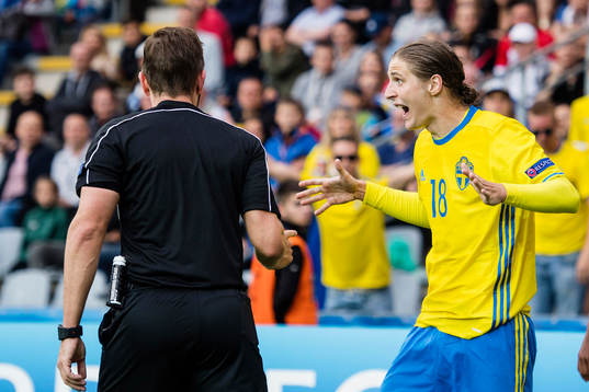 Sveriges Pawel Cibicki reagerar mot domare Tobias Stieler