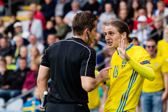 Sveriges Pawel Cibicki reagerar mot domare Tobias Stieler