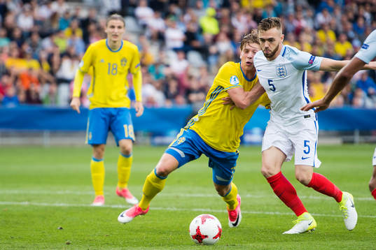 Sveriges Alexander Fransson och Englands Calum Chambers