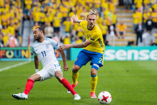 Englands Nathan Redmond och Sveriges Linus Wahlqvist