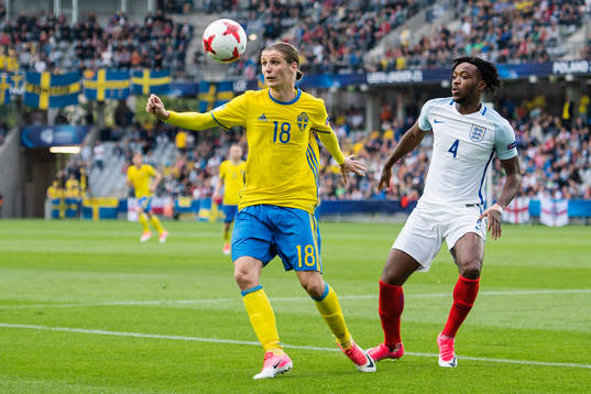 Sveriges Pawel Cibicki och Englands Nathaniel Chalobah