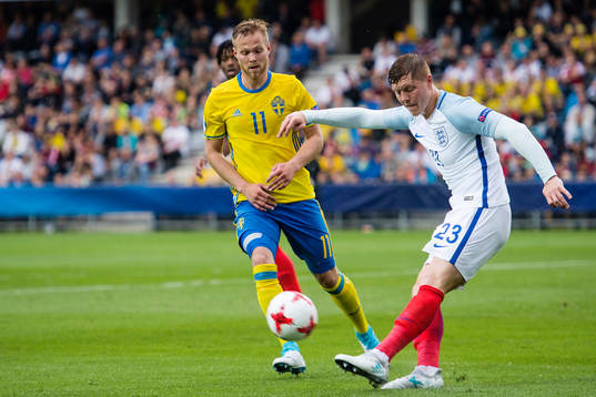 Sveriges Gustav Engvall mot Englands Alfie Mawson