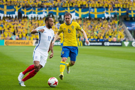 Englands Nathan Redmond och Sveriges Simon Tibbling