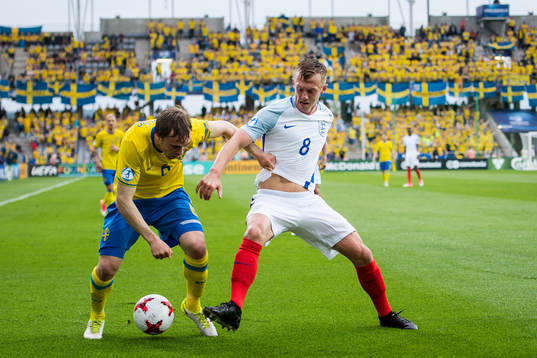 Sveriges Simon Tibbling och Englands James Ward-Prowse