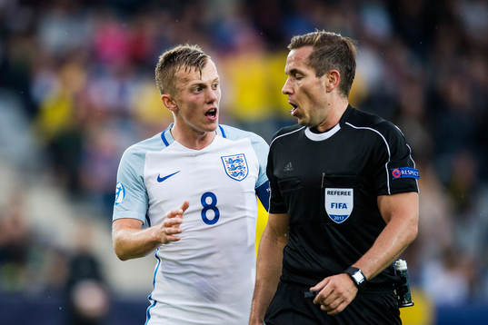 Englands James Ward-Prowse protesterar mot domare Tobias