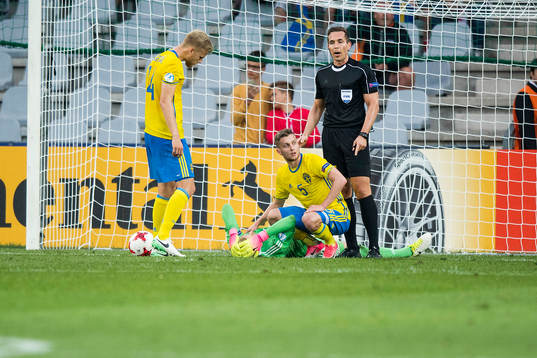 Sveriges målvakt Anton Cajtoft har ont