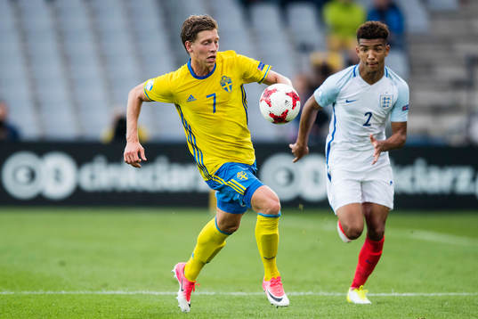 Sveriges Alexander Fransson och Englands Mason Holgate
