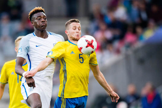 Englands Tammy Abraham och Sveriges Adam Lundqvist